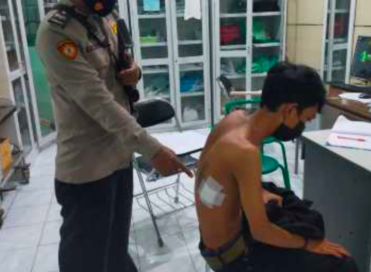 KRIMINAL: Korban AM, 16, mendapat lima jahitan setelah dibacok senjata tajam oleh geng klitih di Jogja. (gambar: ist)
