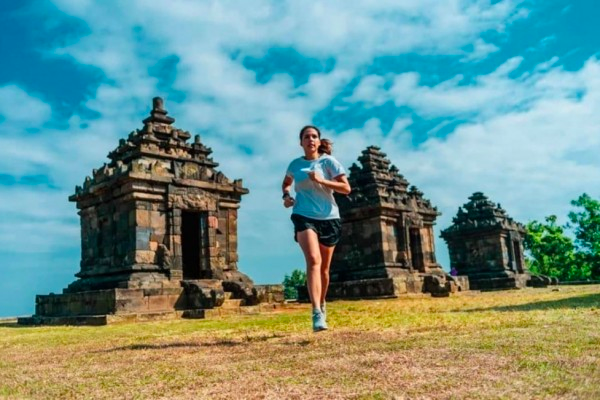 AYO: Seorang pelari mengikuti even Sleman Temple Run dengana latar bangunan candi cagar budaya. (foto: ist)