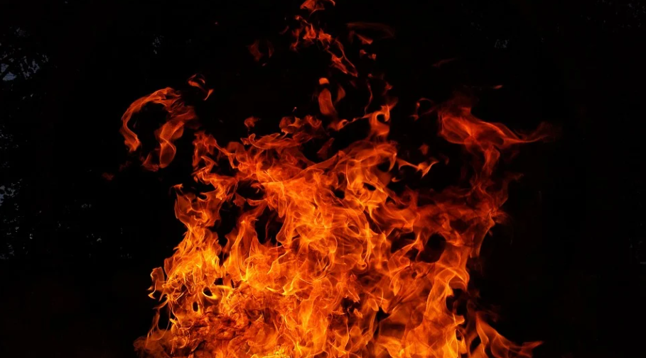 ILUSTRASI: Tangki di area Kilang Cilacap terbakar (foto: pixabay.com/RonaldPlett)