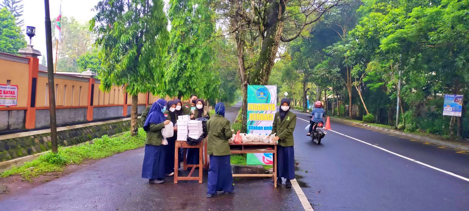 Siswa SMP N 1 Kota Mungkid melaksanakan kegiatan Jumat Berkah