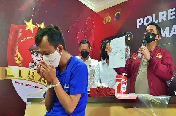 Tersangka muncikari prostitusi online, Darwin Pratomo, saat dihadirkan di Mapolrestabes Semarang, Senin (22/11/2021).