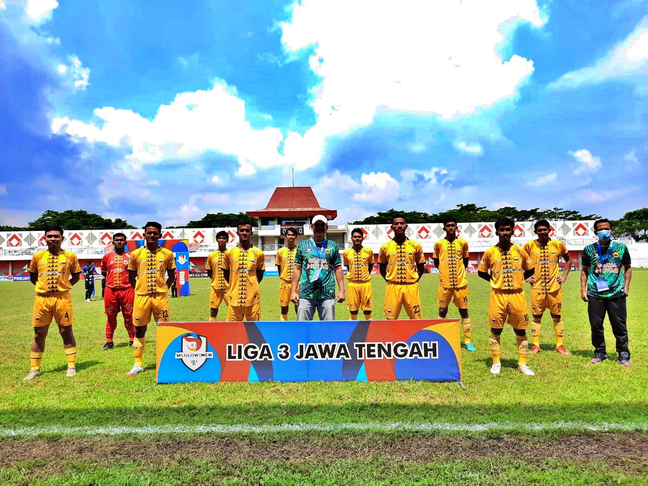 Tim Persikama Kabupaten Magelang foto bersama Manager dan Pelatih