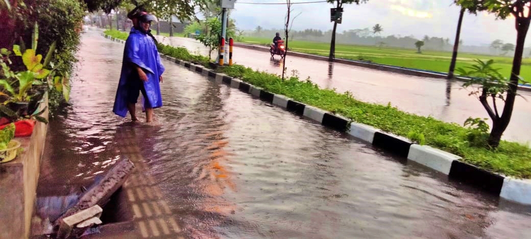 Trotoar dan jalur lambat KSPN di Dusun Pangonan Desa Deyangan Kecamatan Mertoyudan terendam air saat hujan deras.