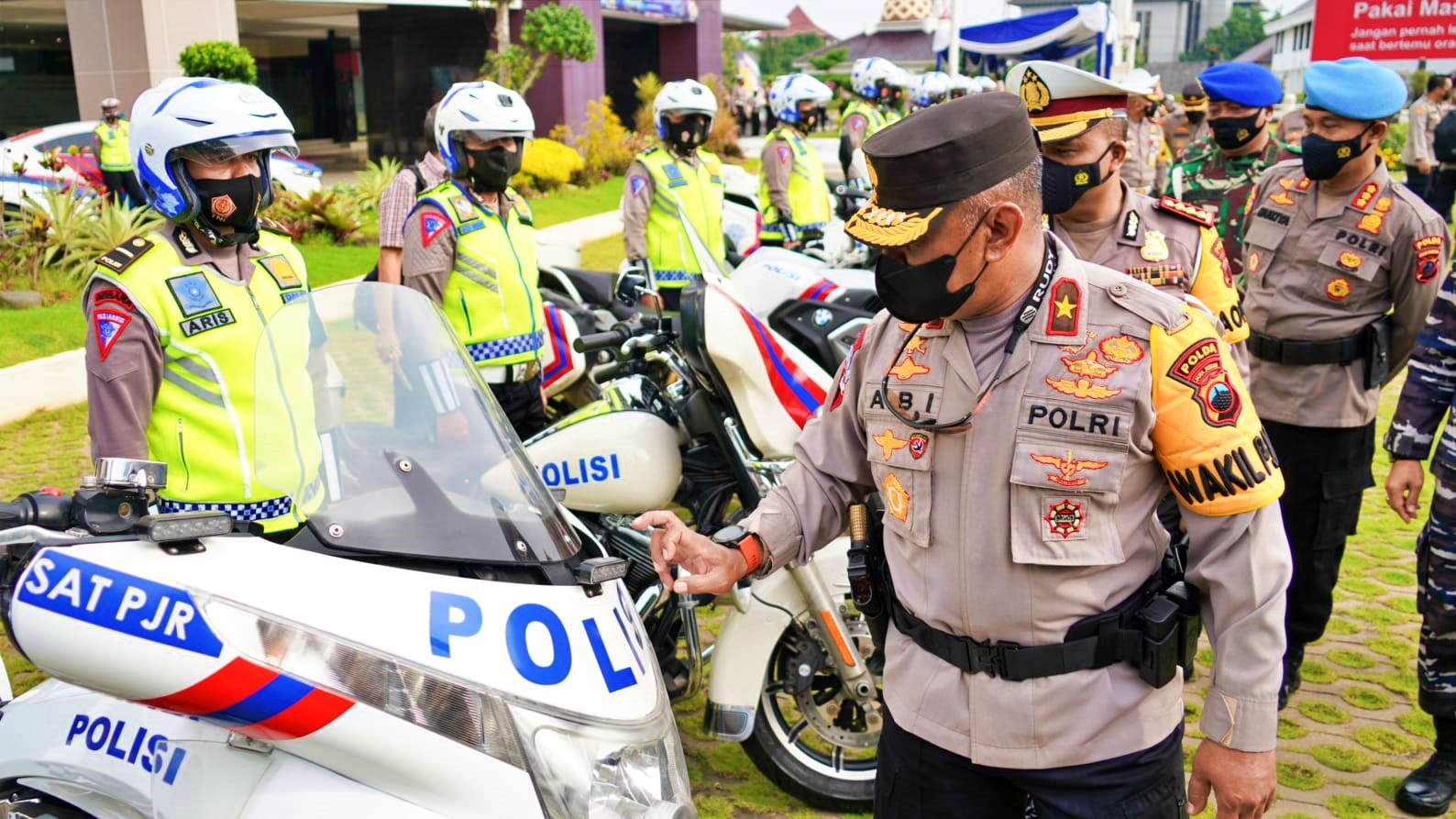 Waka Polda Jateng saat meninjau persiapan pasukan dalam operasi zebra candi 2021