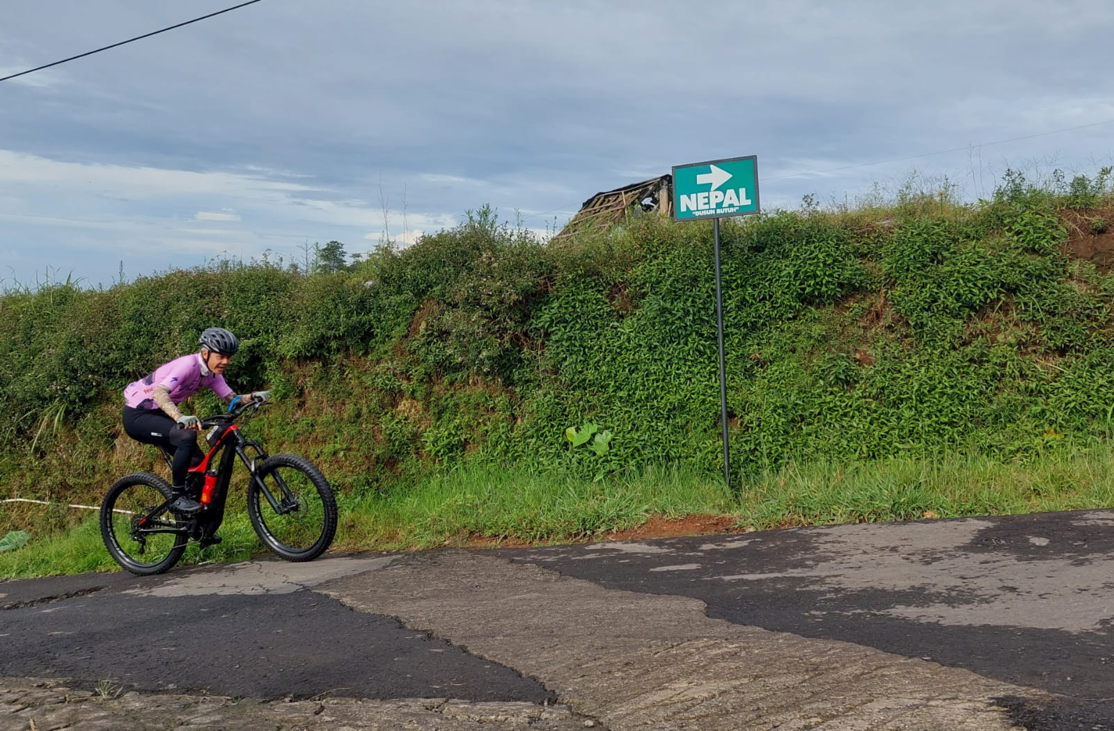 Ikuti Tour de Borobudur, Ini Kisah Ganjar Taklukkan Tanjakan Jalur Nepal Van Java