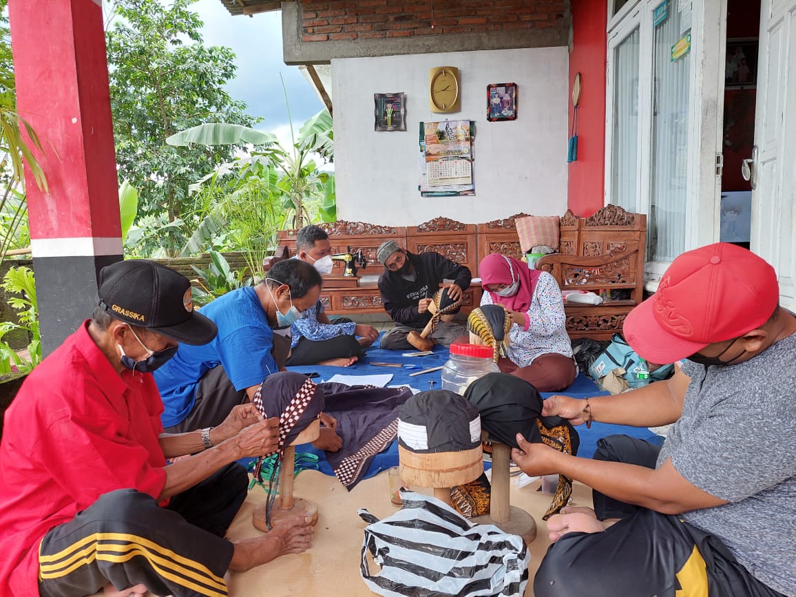 Berdayakan Masyarakat, Pemdes Kalijero Magelang Gelar Pelatihan Pembuatan Blangkon