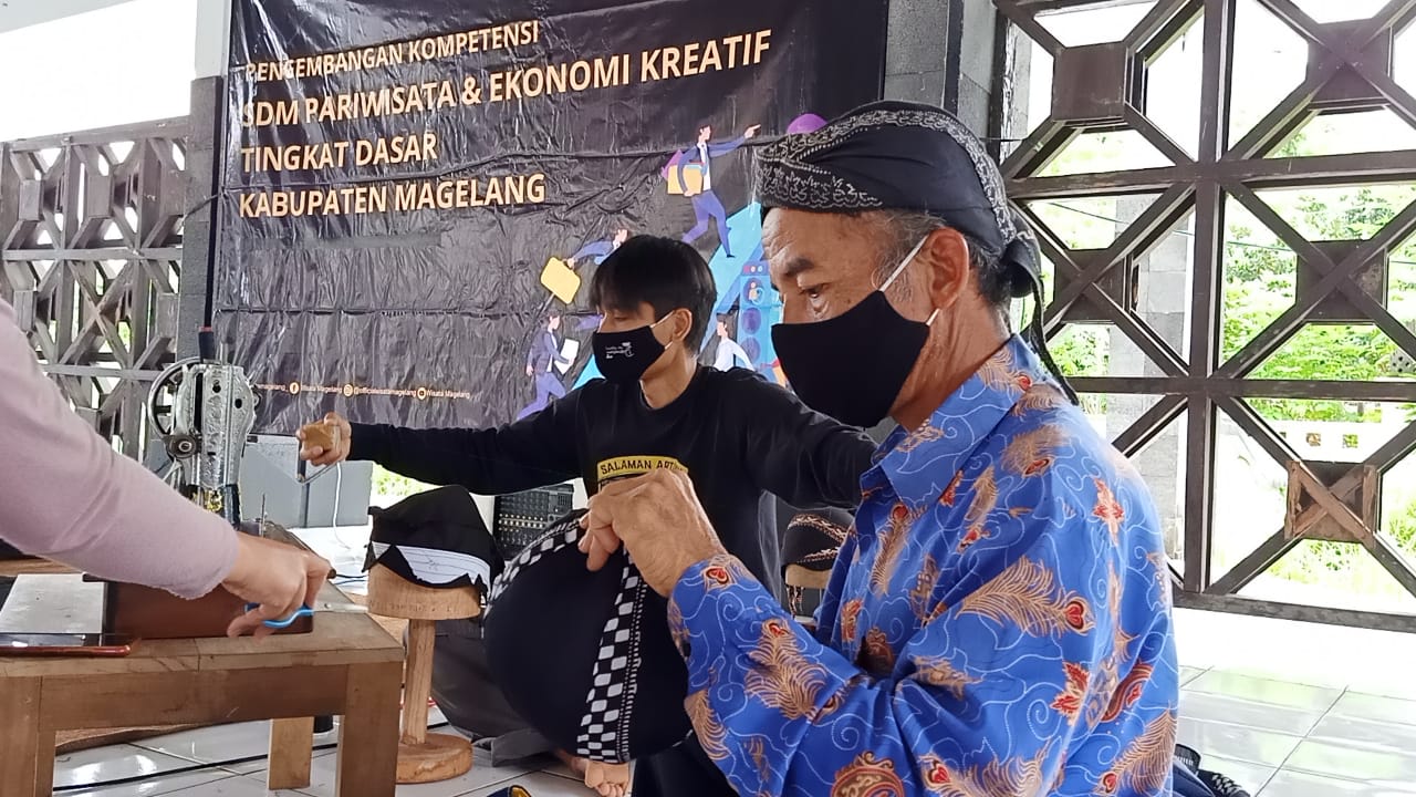 Kenalkan Iket Jingkengan Khas Magelang, Disparpora Gelar Pelatihan