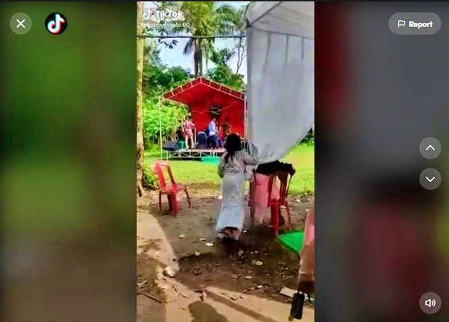 anak perempuan lihat ayah sedang sawer biduan