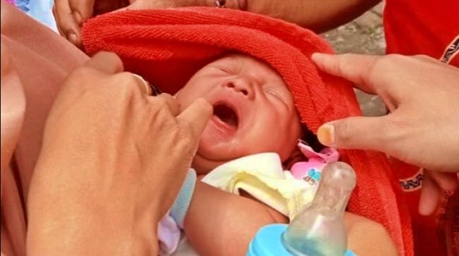 bayi yang dibuang di depan rumah warga ini menangis saat digendong