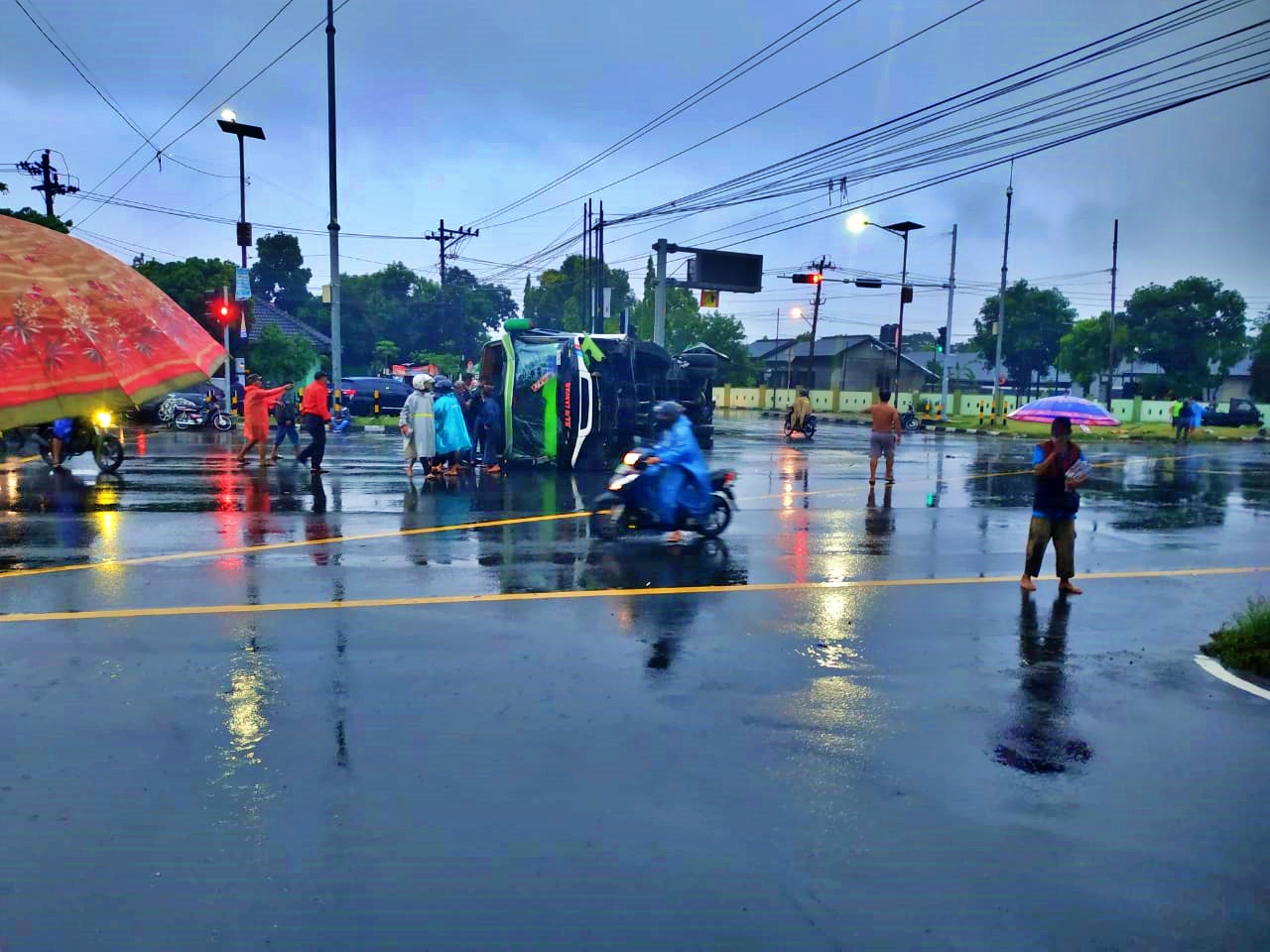 kecelakaan bus maju lancar di demak ijo