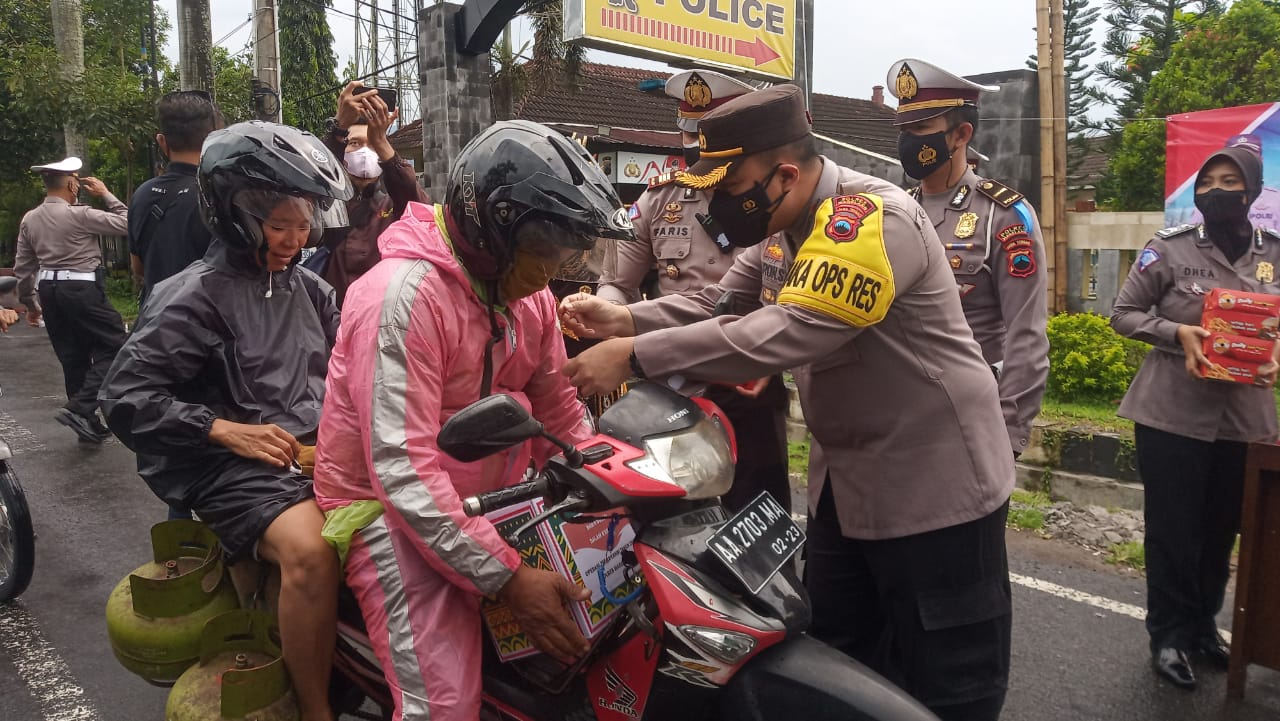 Waka Polres Magelang saat operasi zebra candi sambil bansos (19/11/2021)