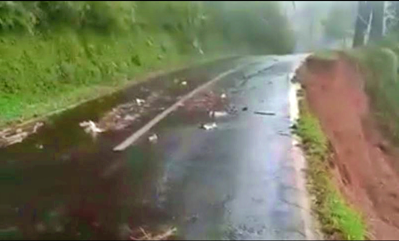 tangapan layar video kondisi senderan jalan longsor di daerah Kepil Wonosobo menuju Magelang