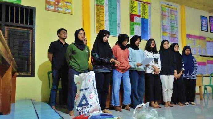 tim mahasiswa KKN saat disidang di balai Desa usai hina nama desa