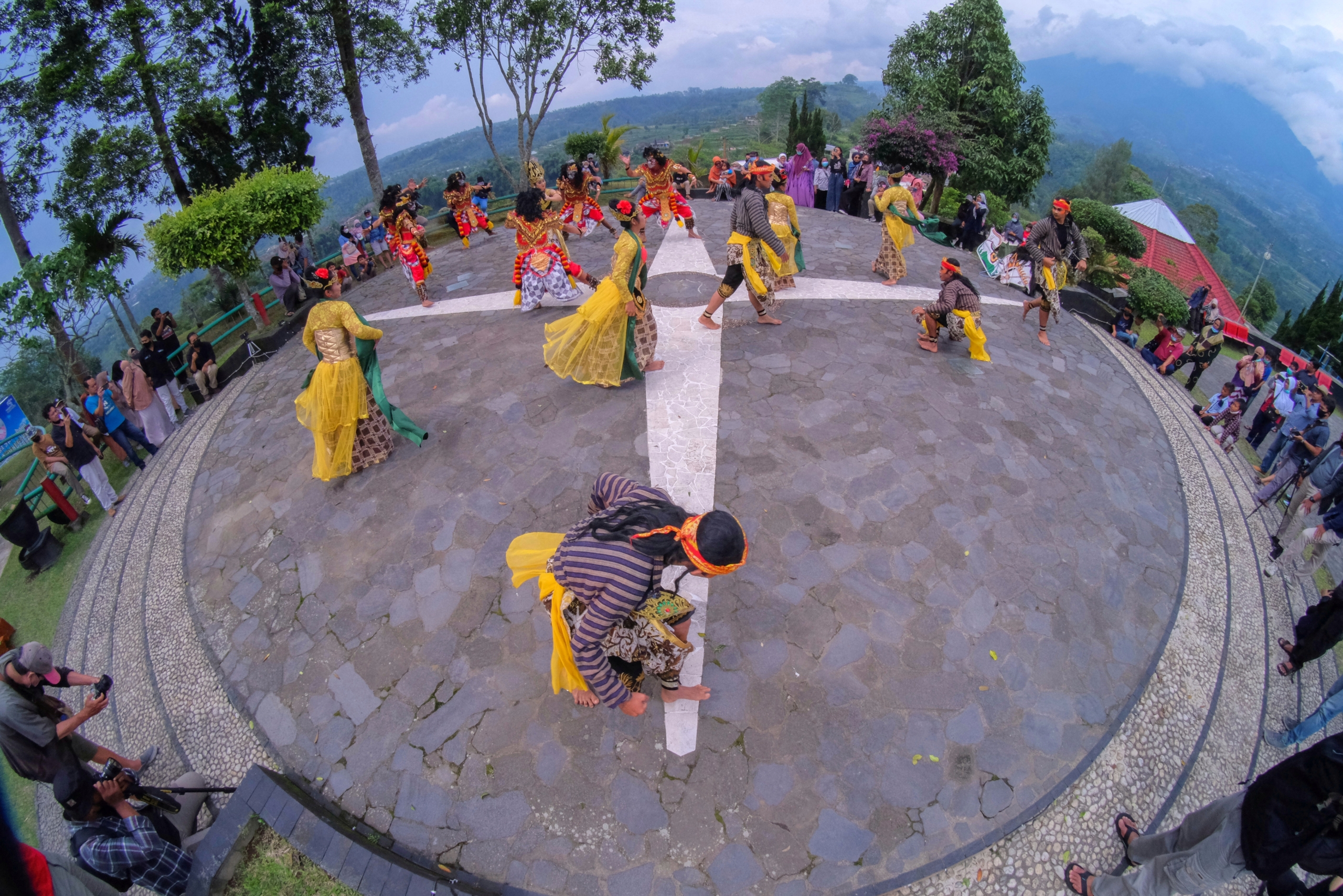 Salah satu pentas kesenian di Ketep Pass Magelang_Foto pemenang harapan satu lomba foto ketep pass_A.Tofik