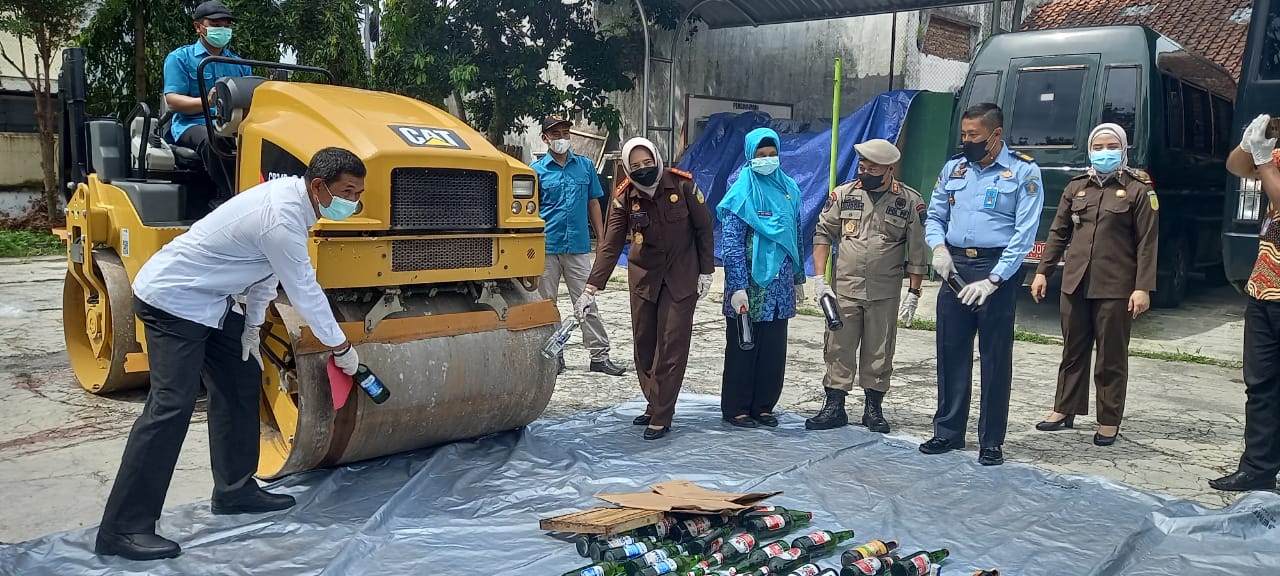 Kejari Kota Magelang Musnahkan Barang Bukti Kejahatan, Narkotika Hingga Miras