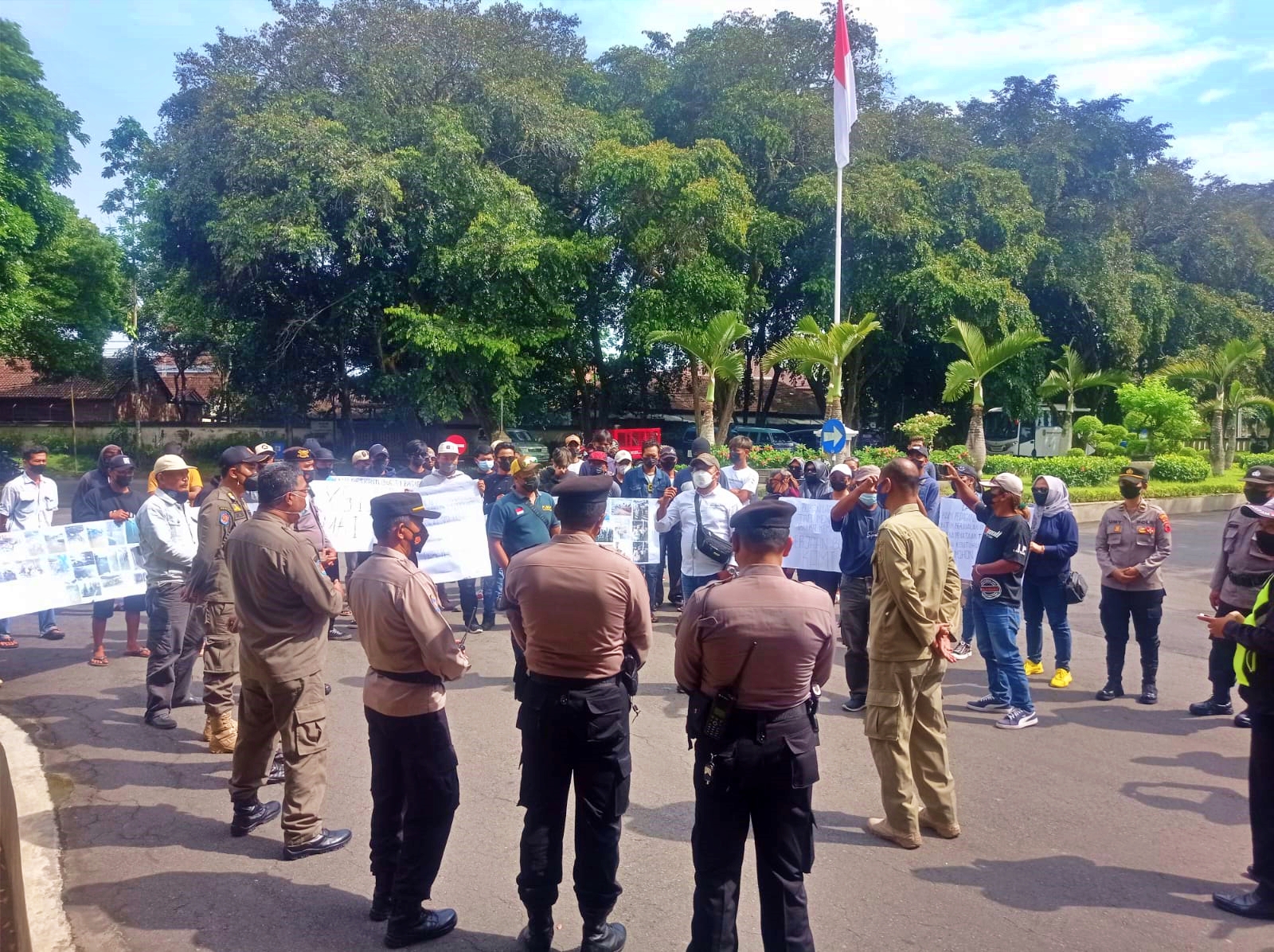 Aksi Damai juru keamanan dan parkir Pasar Kaliangkrik Magelang