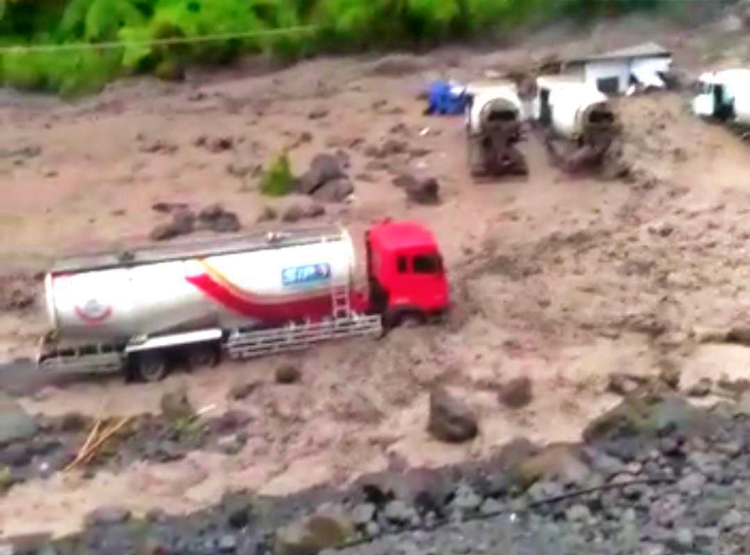 Banjir lahar hujan sungai senowo di proyek Sabo Dam Merapi