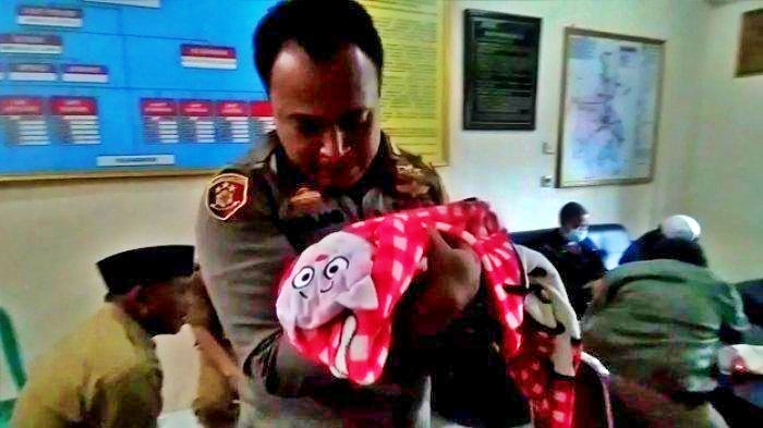 Bayi yang dibuang saat digendong anggota polisi sementara orang tua di belakangnya akan dinikahkan