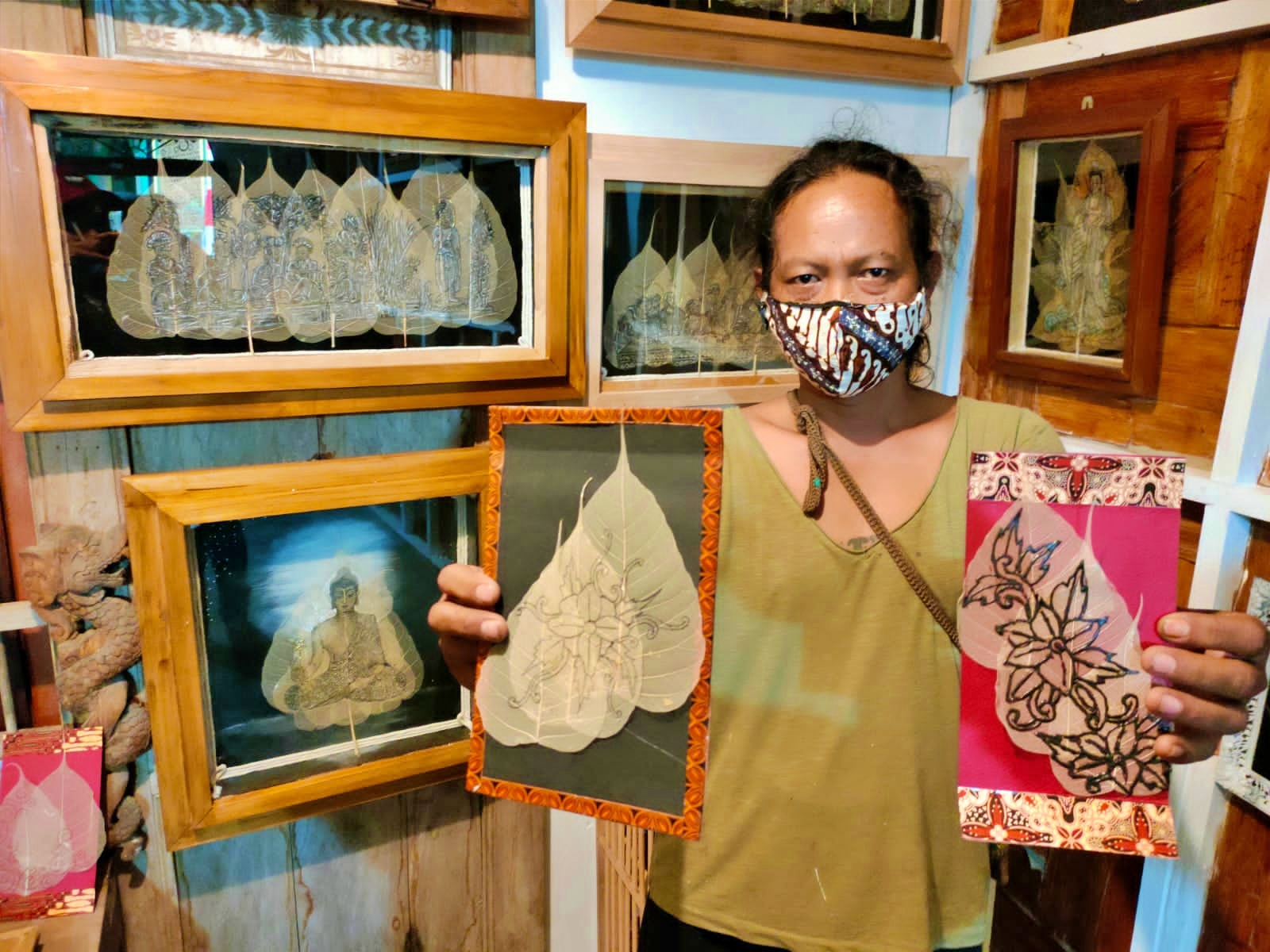 Budiyanto saat menunjukan hasil karyanya seni membatik dengan media danun Bodhi