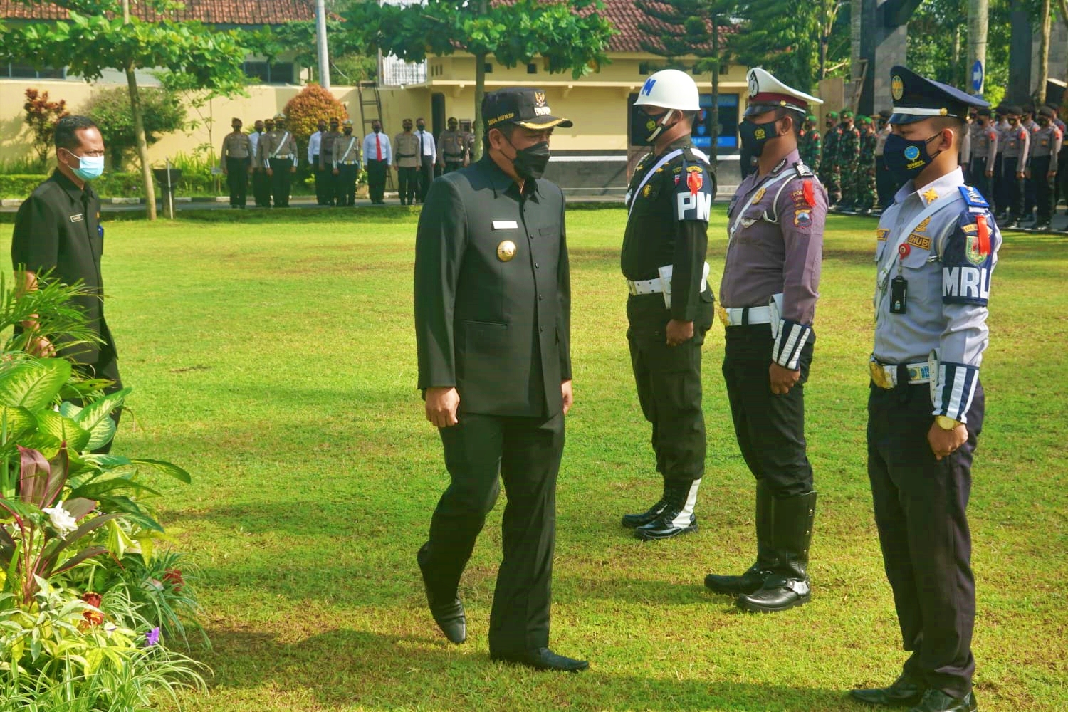 Bupati Magelang saat jadi pemimpin Apel Gelar Pasukan Operasi Lilin Candi 2021