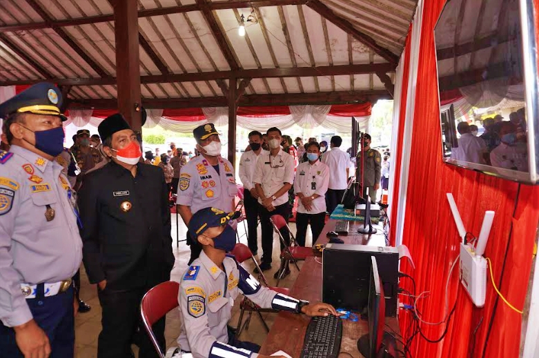 Bupati Magelang saat meninjau CCTV lalu lintas di Pospam Nataru