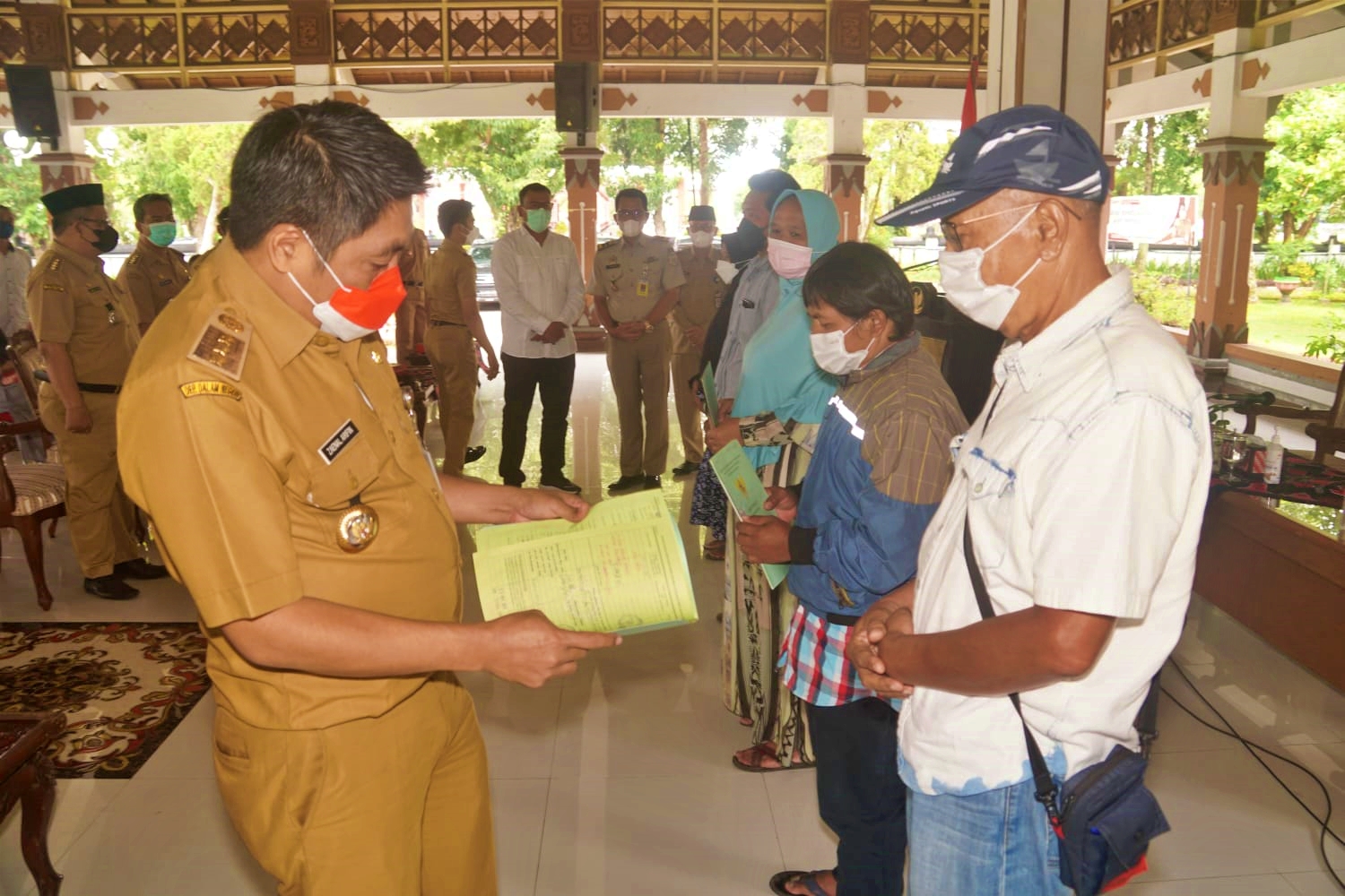 Bupati Magelang saat menyerahkan sertifikat tanah kepada warga terdampak proyek KSPN Borobudur