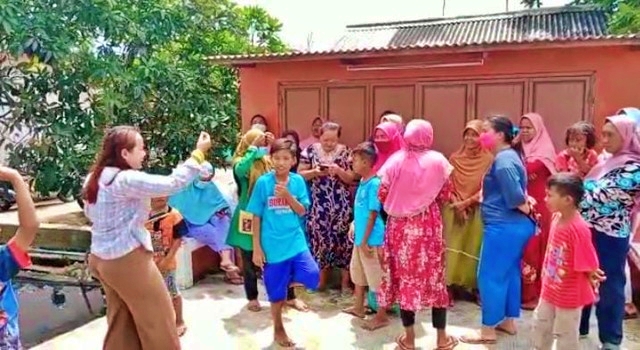 Emak-emak grebeg sebuah toko kosmetik