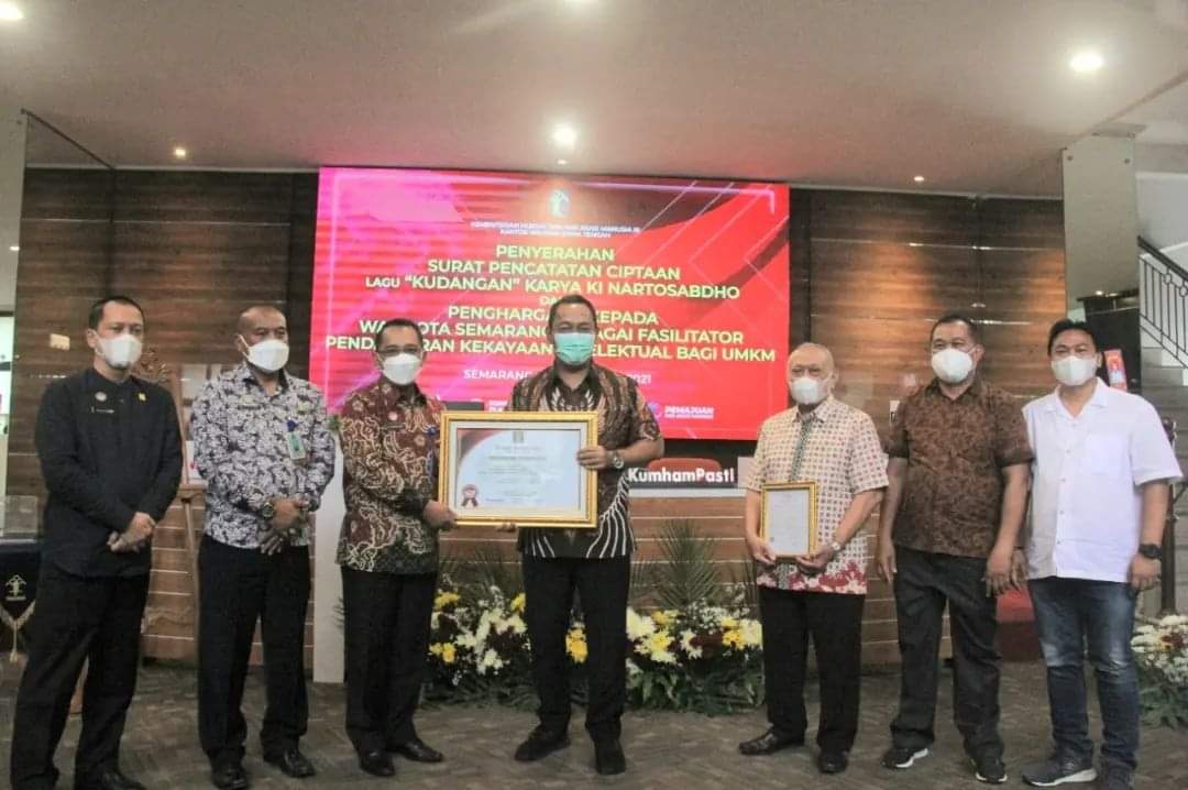 Kakanwil Kumham Jateng Serahkan Catatan Hak Cipta Lagu “Kudangan” Karya Ki Nartosabdho Ke Ahli Waris