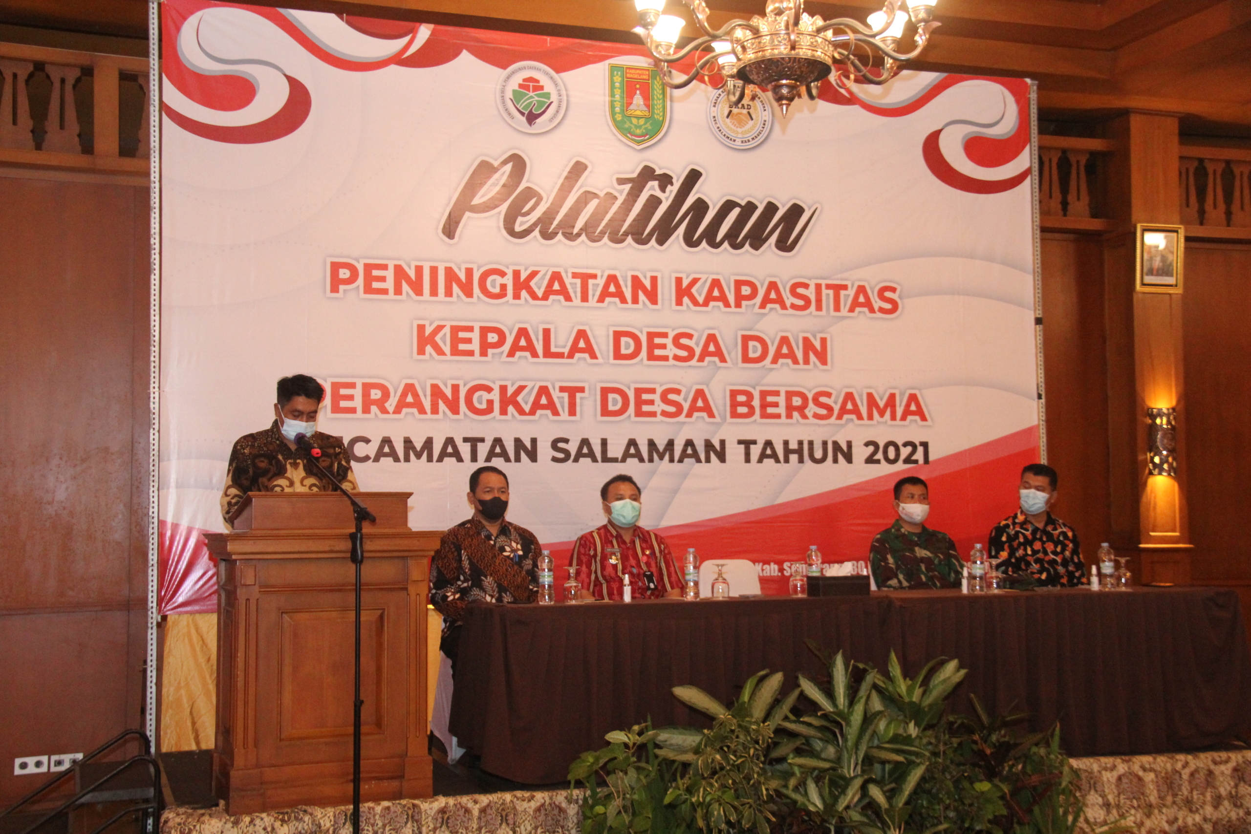 Bupati Magelang Zaenal Arifin saat membuka kegiatan Pelatihan Peningkatan Kapasitas Kepala Desa dan Perangkat Desa Se-Kecamatan Salaman tahun 2021.