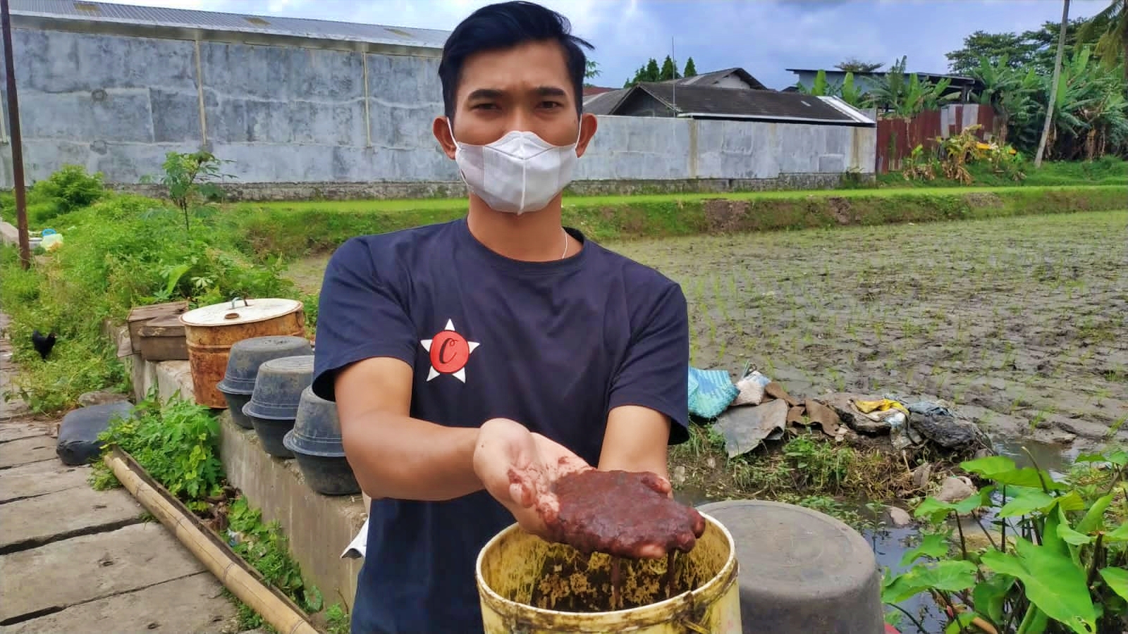 Julian warga Mertoyudan Magelang yang memiliki bisnis Budidaya Cacing Sutera