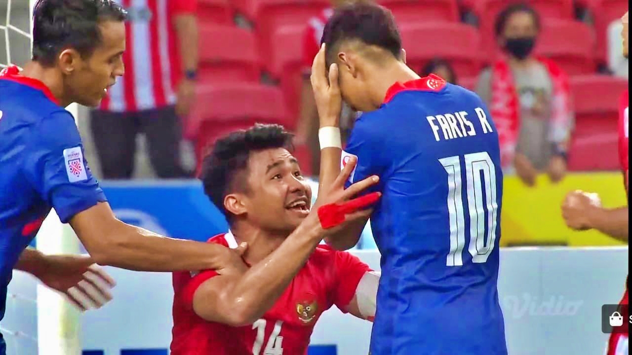 Kapten Timnas Indonesia Asnami bicara kepada pemain Singapura usai tendangan pinalti gagal