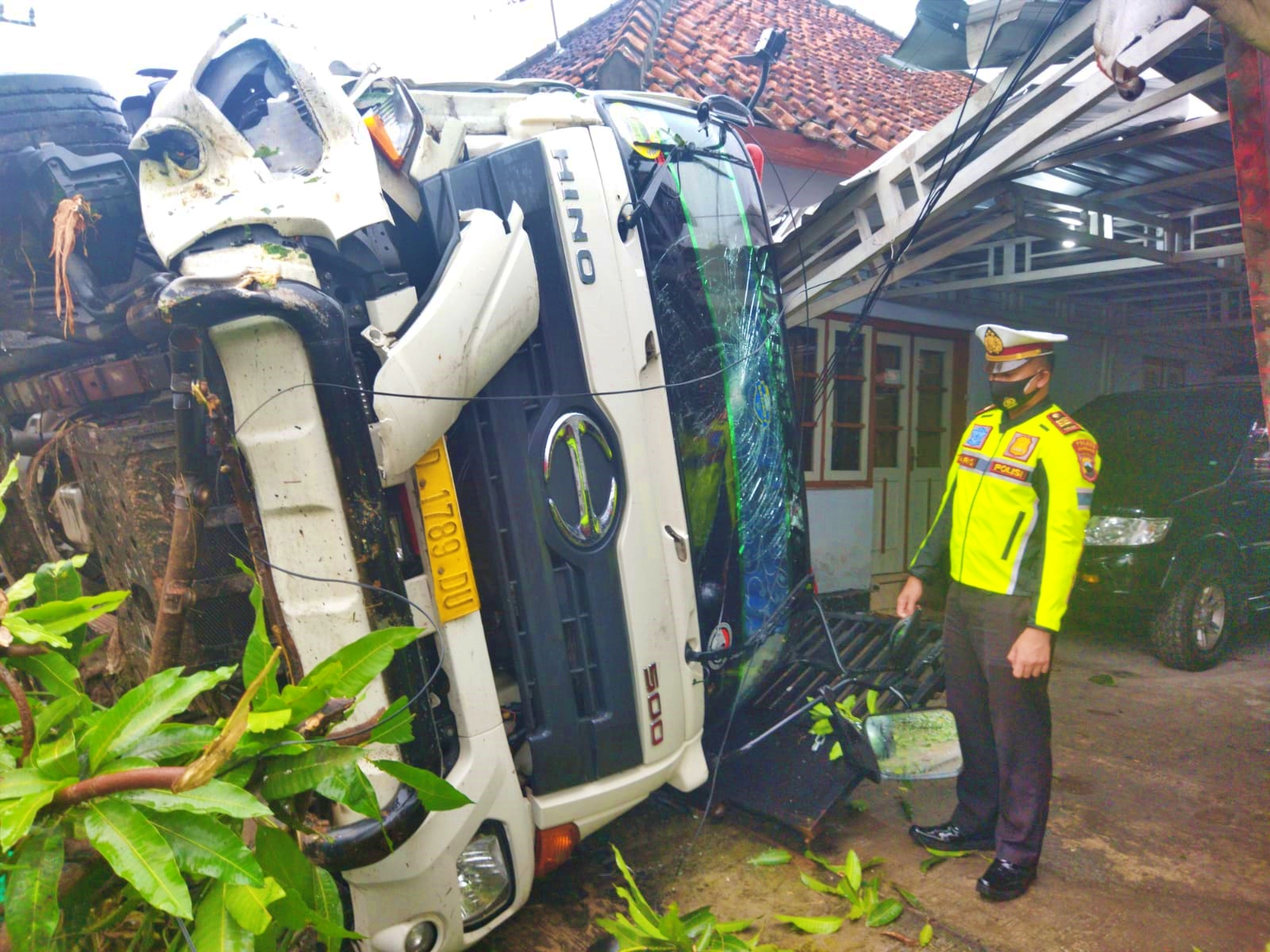 Kasat Lantas Polres Magelang saat mengecek kendaraan truk tronton yang kecelakaan di Secang