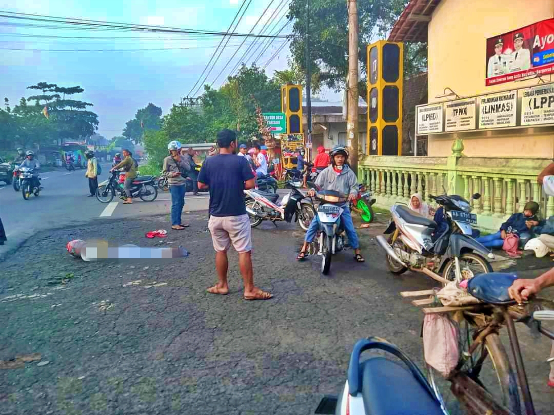 Korban kecelakaan sepeda motor di Tempuran menunggu pertolongan _9_12_2021