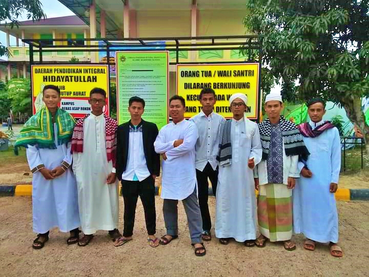 Mas Andre Hariyanto, C.PS., CF.NLP., CT.ALC bersama para santri