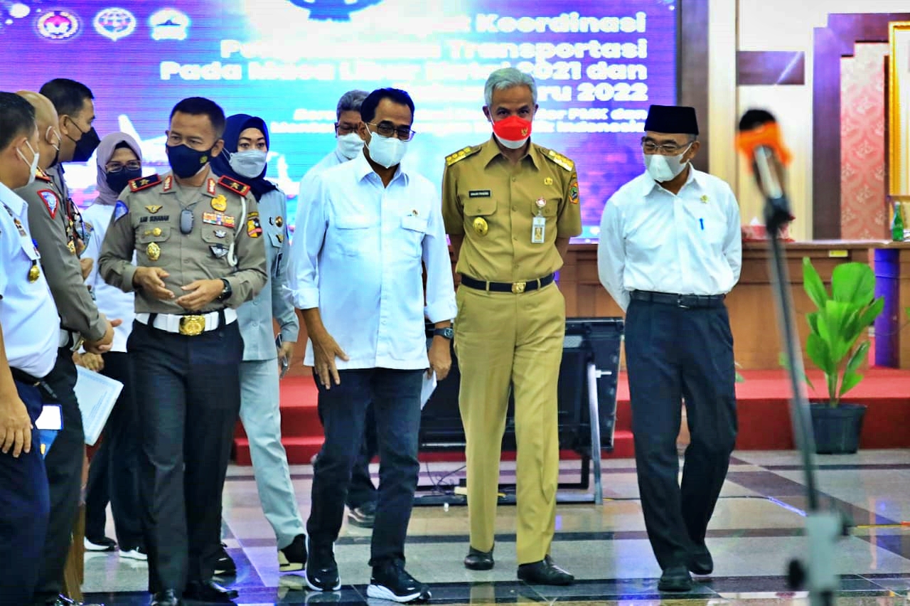 Menhub Budi Karya saat bersama Ganjar Pranowo dalam meninjau kesiapan Pemprov Jateng jelang libur Natal dan Tahun Baru