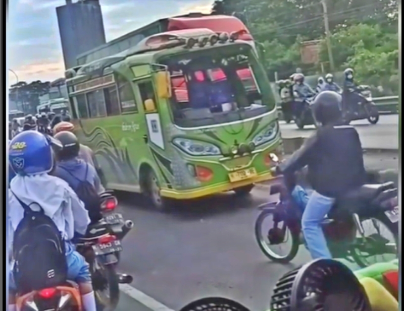 Mikro bus yang mengalamai kecelakaan di jalan semarang demak