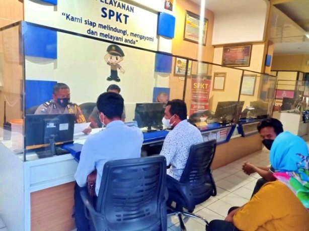 Orang tua korban Serli Margareta dugaan penganiayaan melapor ke SPKT Polres Grobogan diduga meninggal karena dianiaya temanya.