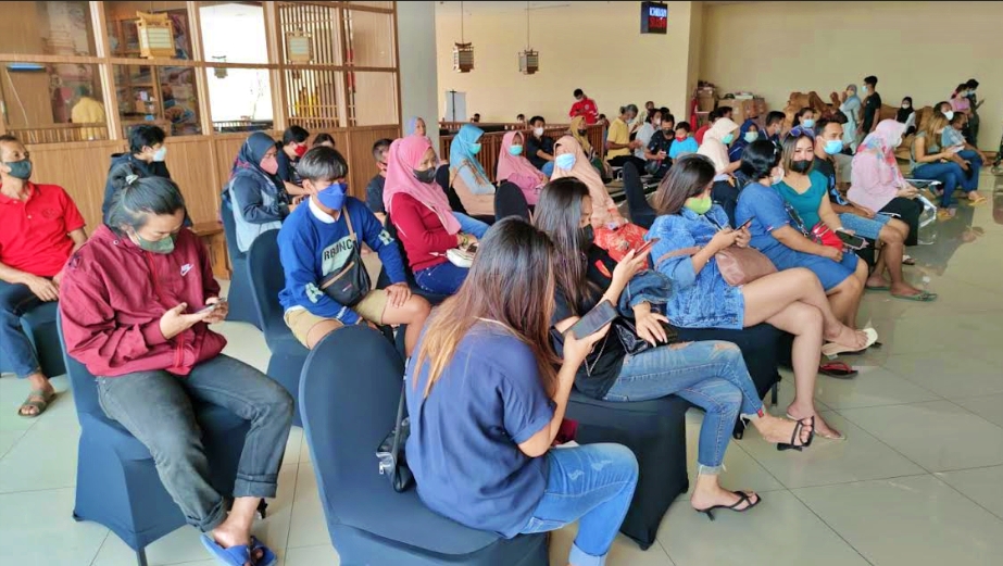Para pengunjung Artos Mall saat antri ikuti vaksinasi massal