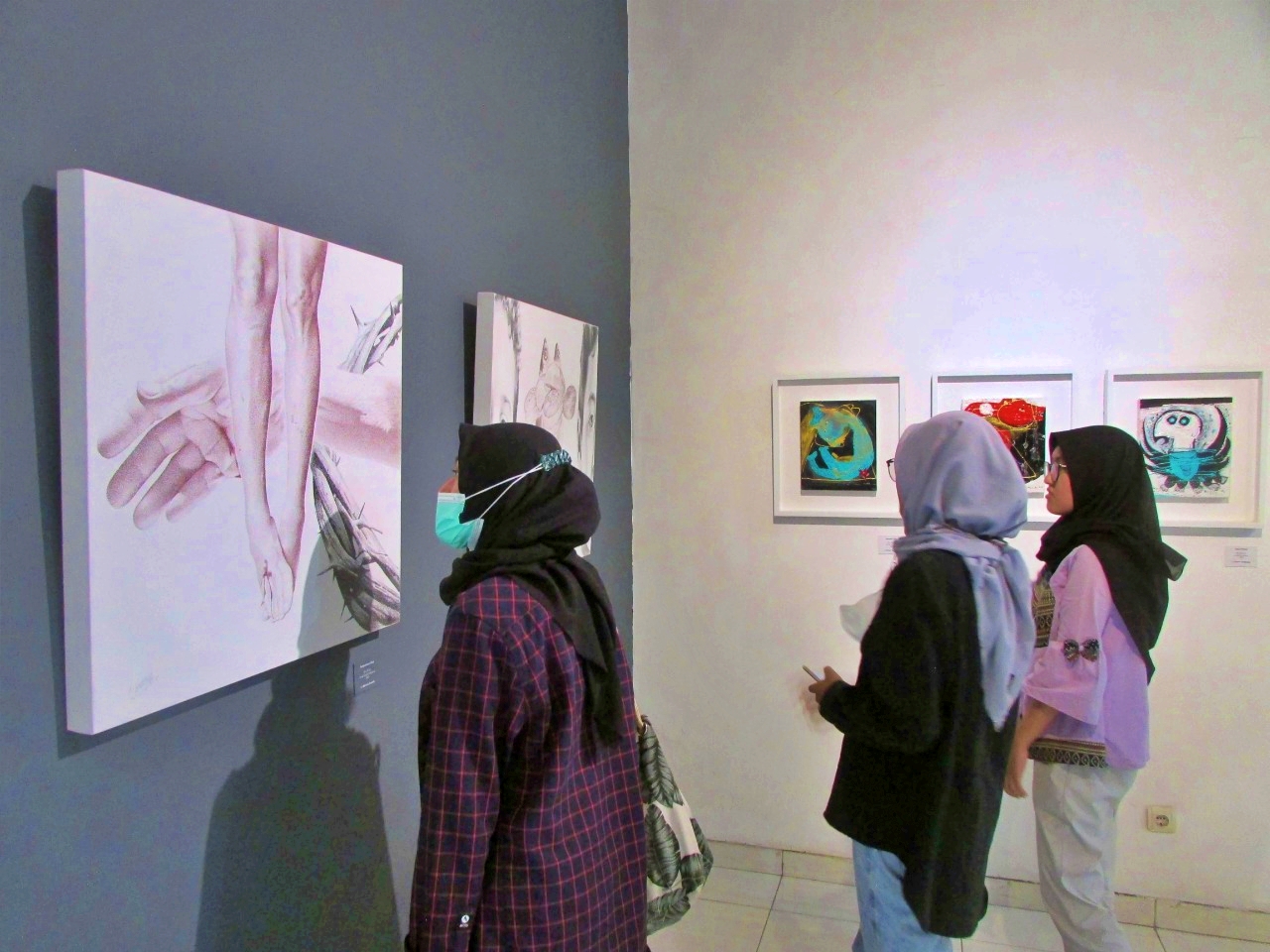 Para pengunjung saat melihat pameran lukisan di Apel Watoe Art Gallery Borobudur