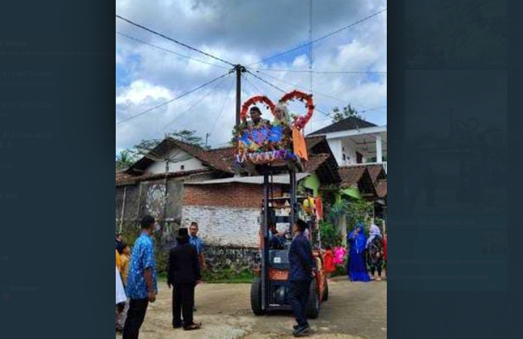 Pasangan pengantin diarak dan dinaikan Forklift sebagai pernikahan unik di Magelang
