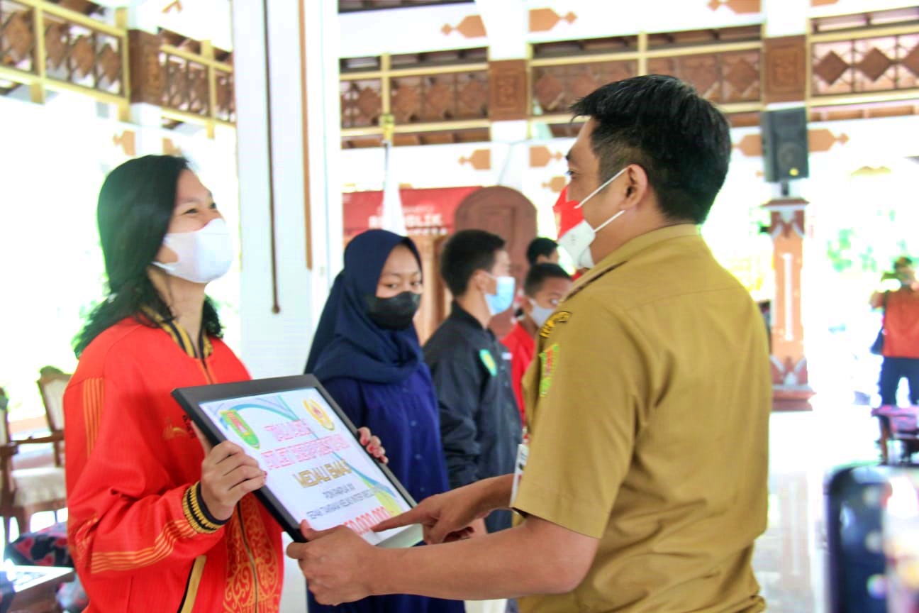 Pemberian bonus kepada atlit dan pelatih berprestasi di Kabupaten Magelang