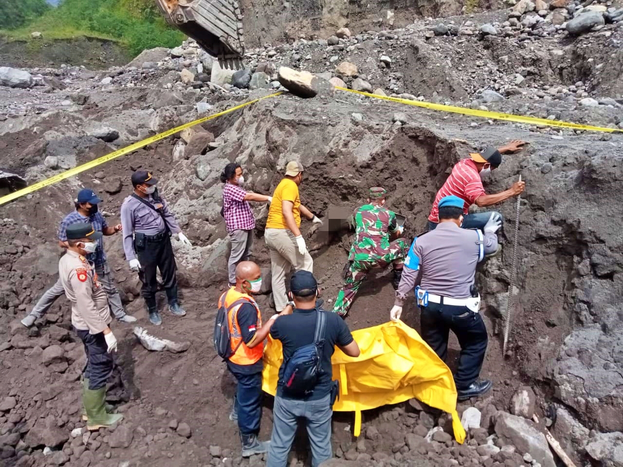 Petugas saat mengevakuasi jenazah sopir yang hanyut terseret banjir lahar dingin Merapi di Magelang