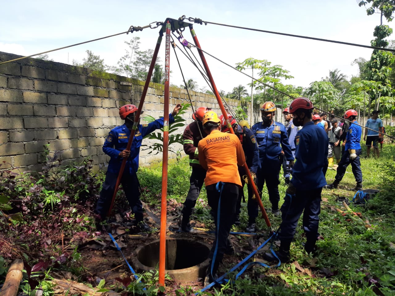 Proses evakuasi pria terjatuh ke sumur tua oleh petugas Damkar Kabupaten Magelang dan Basarnas Kabupaten Magelang