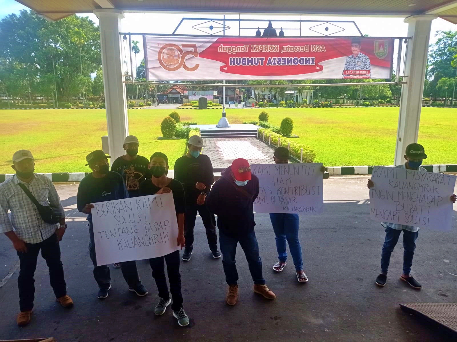 Puluhan orang orasi di depan Kantor Bupati Magelang terkait pasar kaliangkrik