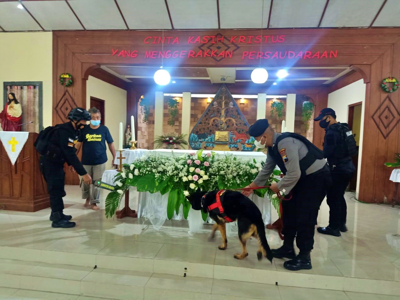 QRT dan Brimob Polres Magelang saat melakukan pemeriksaan di Gereja menjelang Natal