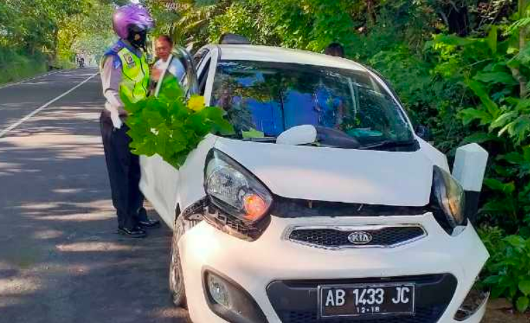 KECELAKAAN: Mobil lurah terpilih Umari mengalami pecah ban saat hendak dilantik oleh Bupati Kulon Progo Sutedjo. (foto: ist)