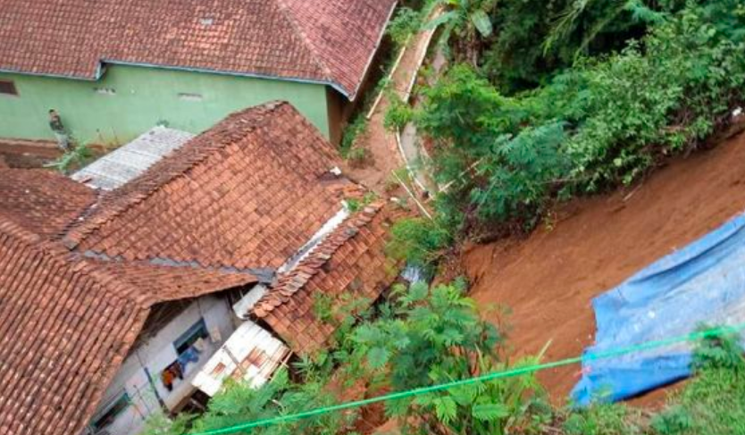 RAWAN: Beberapa rumah di bawah tebing terancam tertimbun longsor. (gambar: ilustrasi)