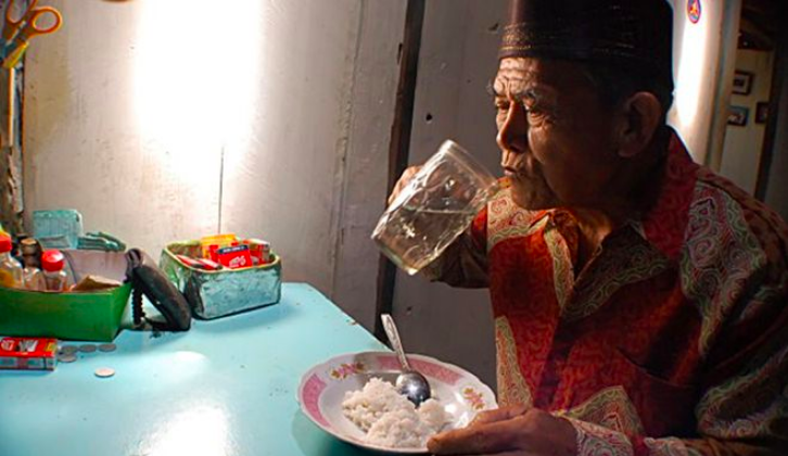 Kakek sedang melakukan ritual puasa mutih. (foto: ist)