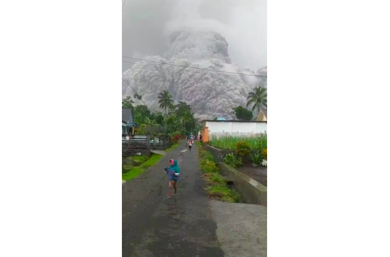 HISTERIS: Seorang bocah berlari menyelamatkan diri dari bencara erupsi GunungSemeru di Jawa Timur. (gambar: tangkapan layar)