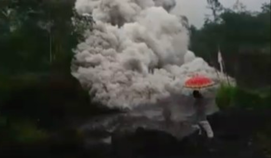 PANAS: Wedhus gembel Gunung Semeru. (sumber: tangkapan layar.